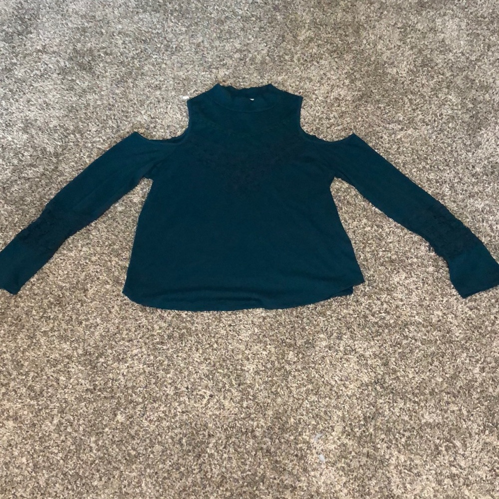 Shoulder less long sleeve shirt